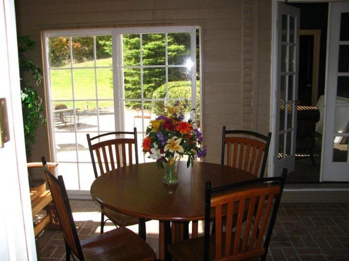Spruce Hill Inn & Cottages Mansfield Ruang foto